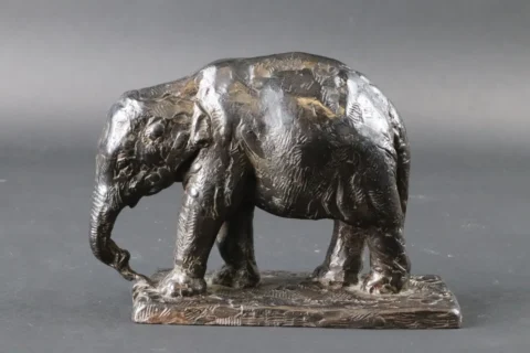 Roger GODCHAUX (1878-1938)"Éléphant arrachant les herbes", bronze signé et numéroté 4/8 avec marque de fondeur cachet La Plaine, fonte posthume réalisée par la descendance de l'artiste Adjugé à 3 500 €