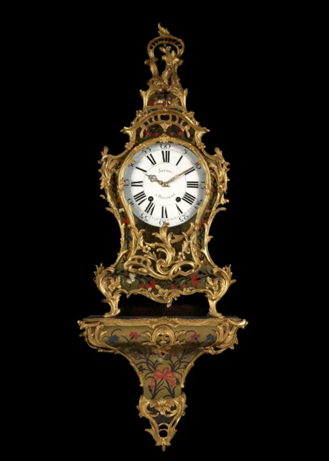 CARTEL D'ÉPOQUE LOUIS XV En marqueterie florale de corne teintée sur fond de laiton, ornementation de bronze ciselé et doré, le cadran en émail blanc avec chiffres romains pour les heures et arabes pour les cinq minutes, aiguilles en laiton ajouré, mouvement rectangulaire à deux corps de rouage