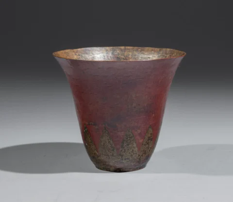 Claudius LINOSSIER (1893-1953) Vase cornet en dinanderie de cuivre entièrement monté au marteau, décor de chevrons en partie basse patiné brun sur fond patiné rouge Signé au revers