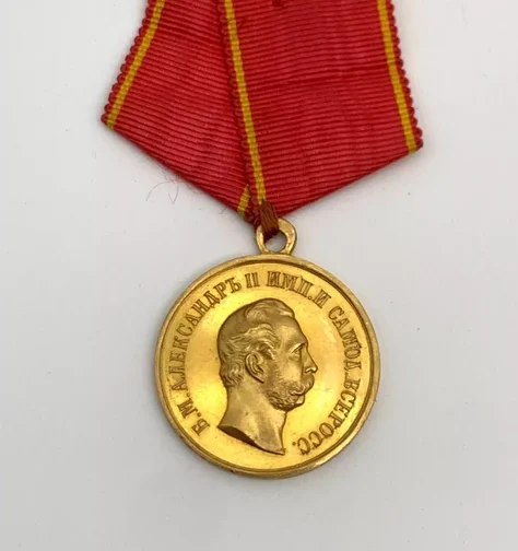 Rarissime médaille en or figurant sur l’avers le profil du tsar Alexandre II, le revers inscrit en cyrillique “Pour le sauvetage”.