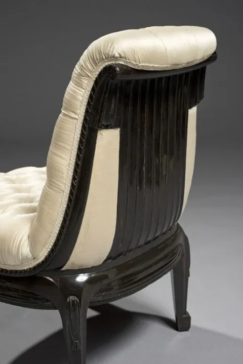 Louis SUE (1875-1968) et André MARE (1887-1932) Chauffeuse Delompré en ébène sculpté. Adjugé à 19 126 €