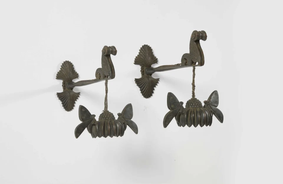 Armand-Albert RATEAU 1882-1938 - Paire d'appliques aux papillons - Circa 1928 - En bronze à patine brune nuancée.Adjugé à 123 500 €