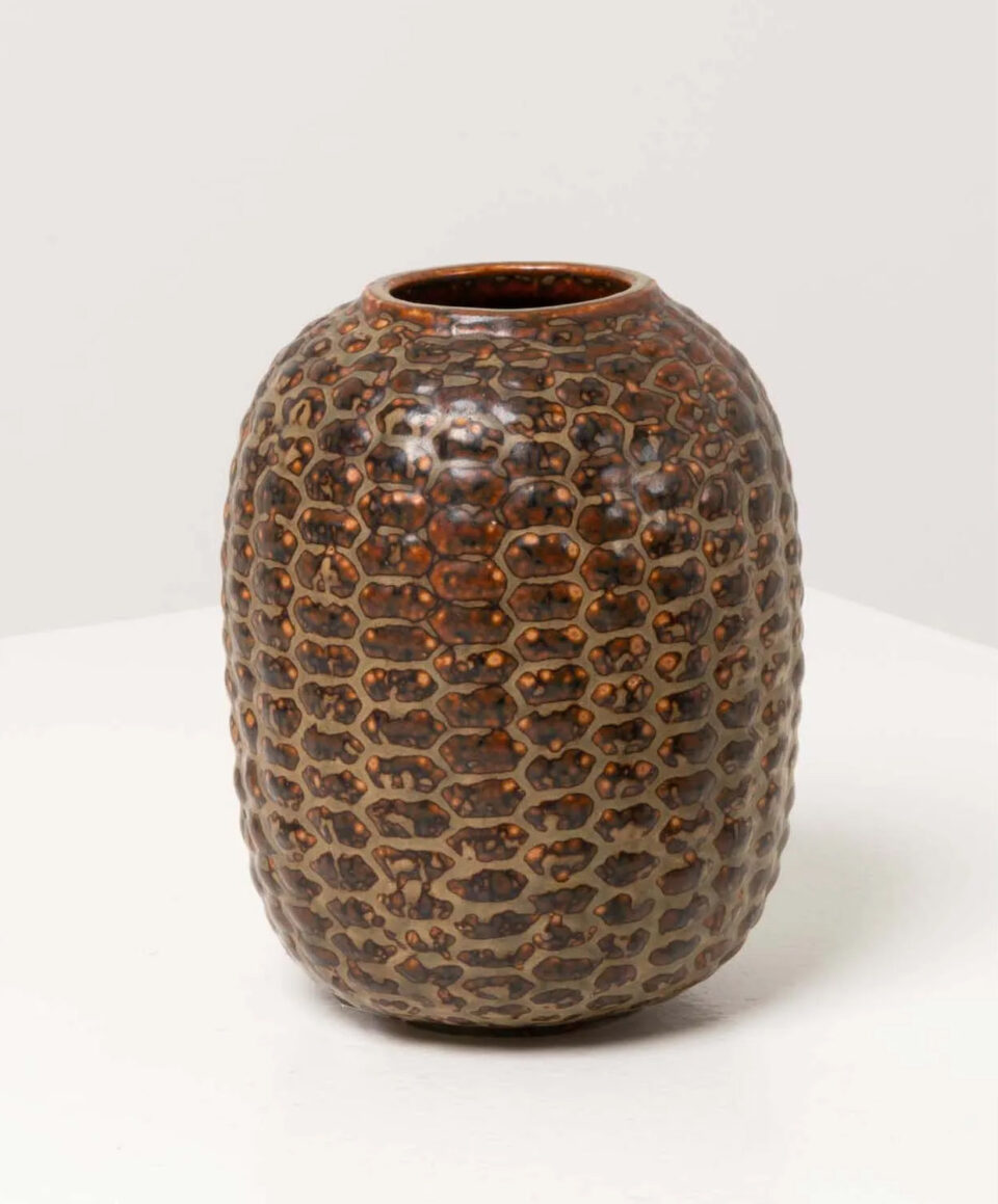 Axel Salto (1889-1961) Vase modèle n°20708 Grès émaillé Édition Royal Copenhagen Signé 'Salto' et numéroté '20708' Modèle créé en 1940. Adjugé à 5 200 €