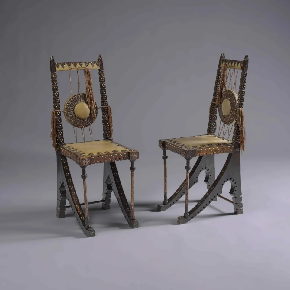 CARLO BUGATTI (1856-1940)Paire de chaises Circa 1900. Bois, cuir, cuivre repoussé, incrustations d'os et d'étain. Adjugé à 12 160 €