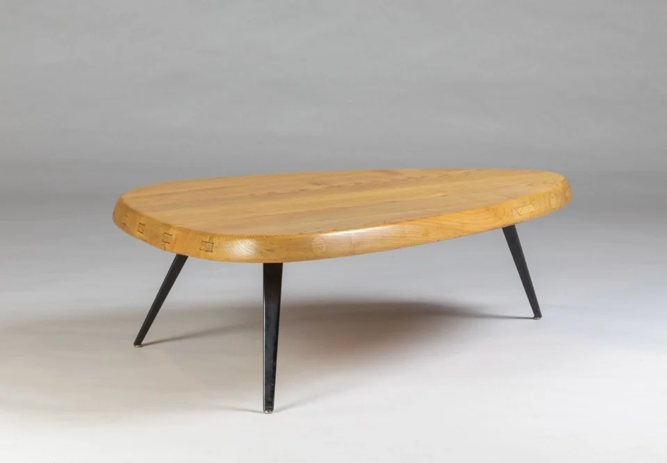 Charlotte PERRIAND (1903 - 1999) Travail des années 1950
 Table basse
 Structure sur trois pieds compas. Adjugé à 43 000 