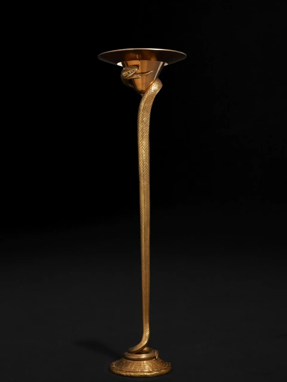 Edgar BRANDT (1880-1960) Lampadaire Boa - Circa 1930 En bronze doré et réflecteur en laiton doré. Adjugé à 65 000 €
