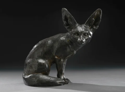 Edouard Marcel SANDOZ (1881-1971) « Fennec assis », tête tournée (taille 2) Épreuve en bronze à patine argentée et noire nuancée. Adjugé à 18 000 €