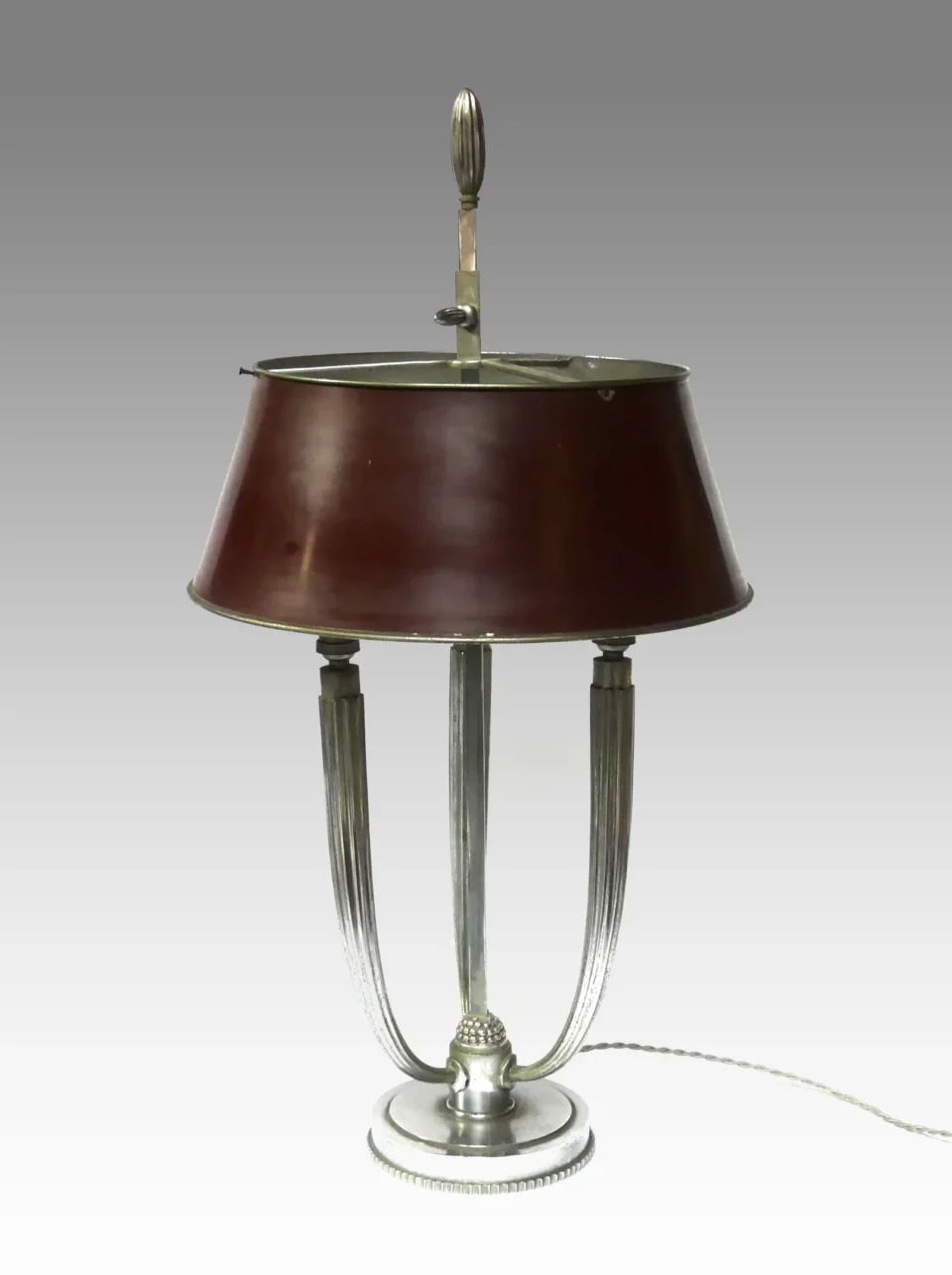 Jacques-Emile RUHLMANN (1879-1933) LAMPE bouillotte en bronze argenté à trois bras de lumière à surface rainurée. Adjugé à 28 000 €