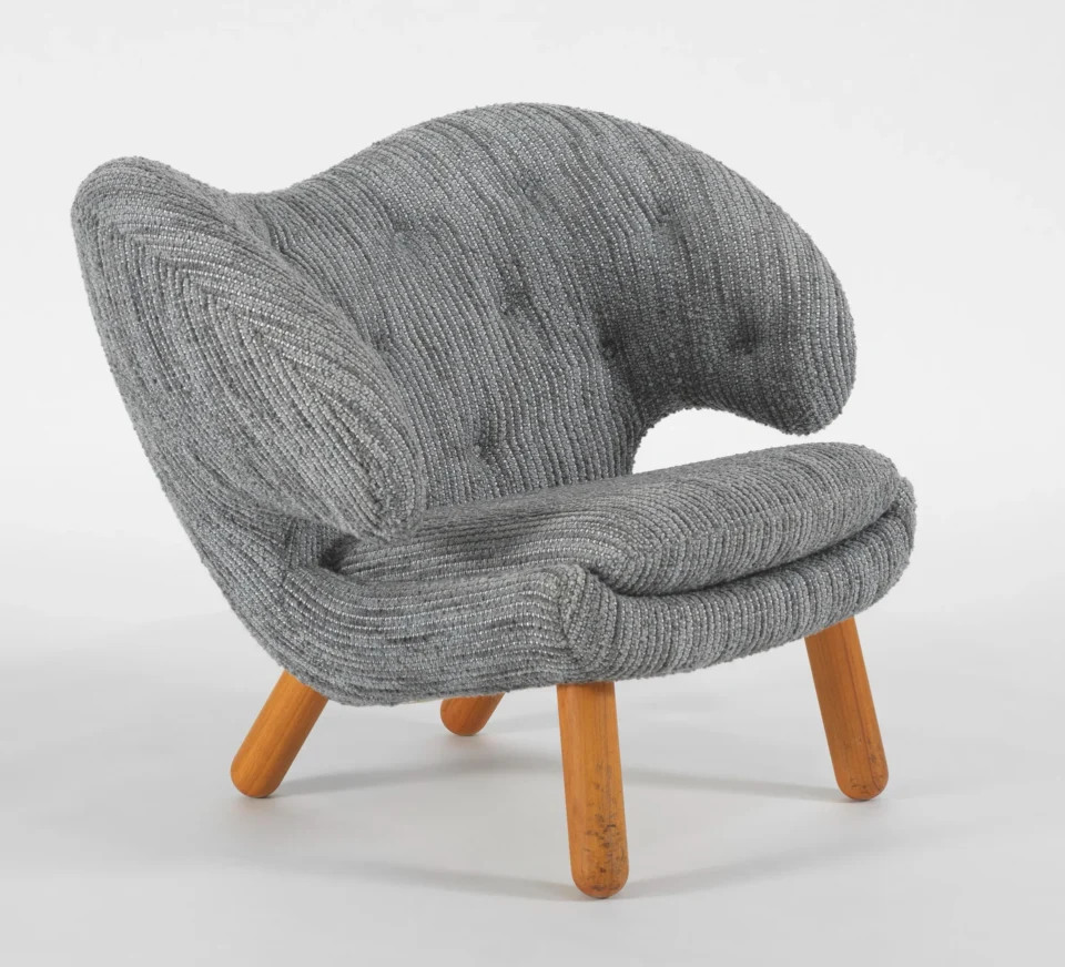 Fauteuil pélican, Finn Juhl (1912-1989) Pieds en bois de pin, garniture de tissu gris avec boutons, signé. Adjugé à 1 748 CHF
