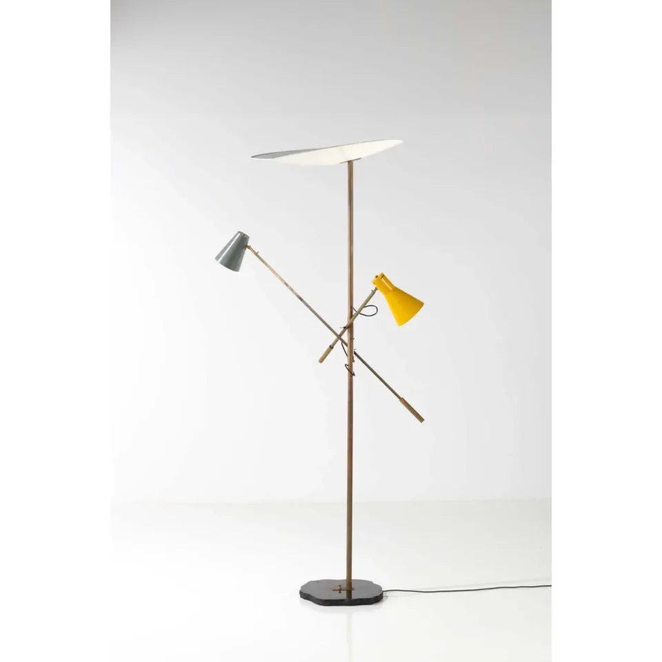 Gino Sarfatti (1912-1985)Modèle 1050/2- Lampadaire Marbre noir, laiton et métal laqué Édition Arteluce - Modèle créé vers 1951. Adjugé à 26 000 €