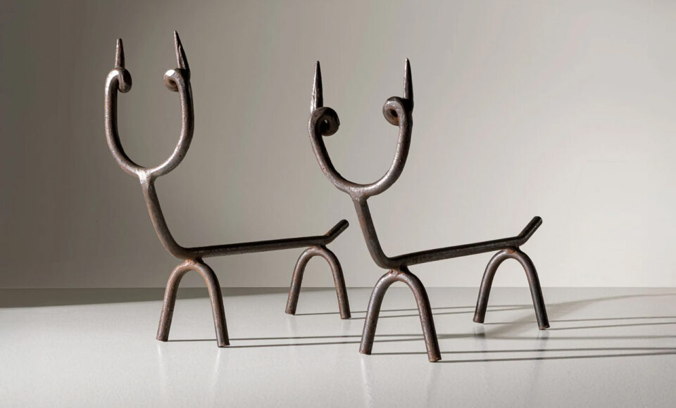 GIO PONTI Paire de lances de cheminée. Fer forgé. Italie, années 1950. Adjugé à 9 000 €