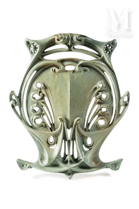 Hector GUIMARD (Lyon 1867 - New York 1942) Plaque décorative d'époque du métro Parisien, en fonte de fer patinée verte. Adjugé à 3 000 €
