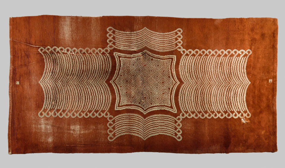IVAN DA SILVA BRUHNS (1881-1980) Grand tapis rectangulaire à fond brun et décors d’arcs céladon et blanc, vers 1934. Adjugé à 9 000 €