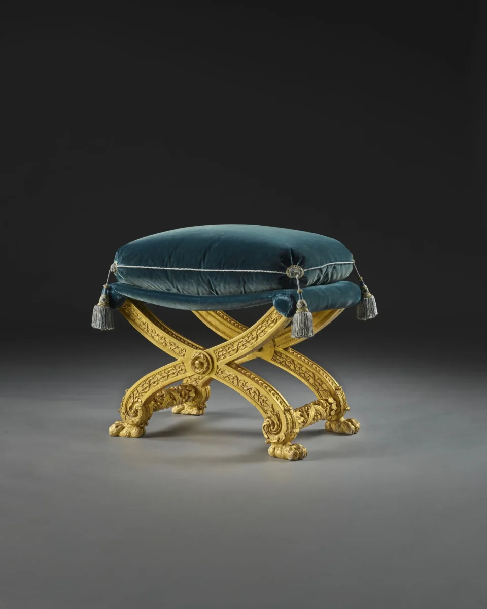 PLOYANT D’ÉPOQUE LOUIS XVI Estampille de Claude II Sené En bois sculpté et redoré, de forme curule, les montants à décor de piastres et d’une frise de faisceaux en enroulement feuillagé. Adjugé à 48 544 €