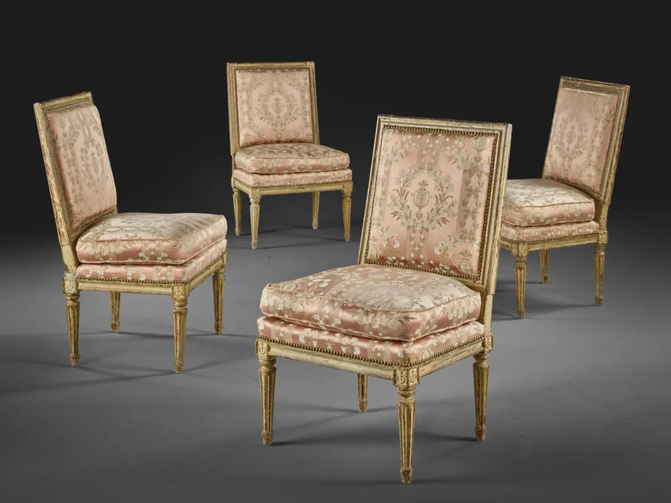 SUITE DE QUATRE CHAUFFEUSES D'ÉPOQUE LOUIS XVI Estampille de Jean-Baptiste Lelarge En bois sculpté et laqué. Adjugé à 7 872 €