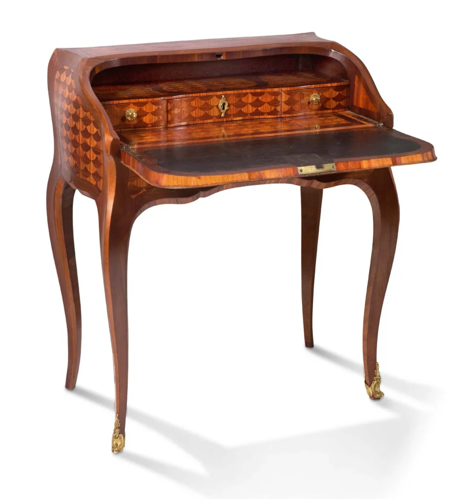 ATTRIBUÉ À JEAN-FRANÇOIS OEBEN (1721-1763) Secrétaire de pente en bois de placage précieux toutes faces à motif d'écailles, l'abattant découvrant un intérieur entièrement marqueté. Estimation : 8 000 € - 12 000 €