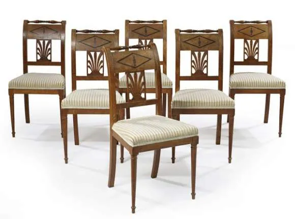 Ensemble de six chaises en merisier et bois teinté à dossier bandeau légèrement renversé incrusté d'un vase à l'antique, orné d'un balustre et ajouré d'une palmette.