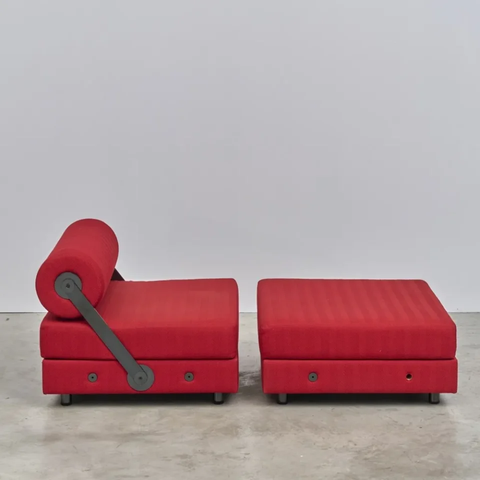 JEAN-MICHEL WILMOTTE (1948). Une chauffeuse et son pouf Todo Modo. Création en 1991 pour le Musée du Louvre. Adjugé à 1 664 €