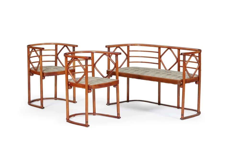 Banquette et paire de fauteuils Kabarett Fledermaus par Josef Hoffmann (1870-1956), en hêtre thermo cintré, garniture des assises en tissu à décor architecturé. Adjugé à 953 CHF