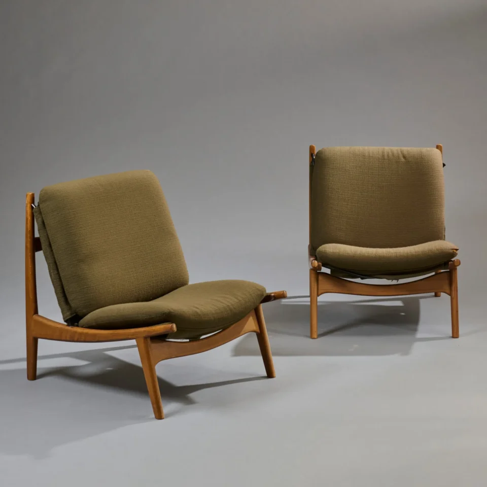 Joseph-André MOTTE (1925-2013) pour STEINER (Editeur). Paire de chauffeuses en bois et renfort à structure métallique. Adjugé à 2 700 €