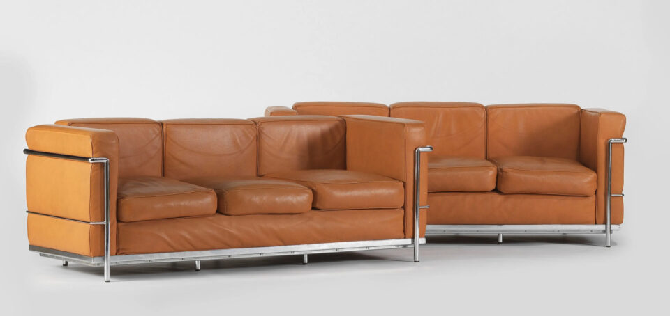 Paire de canapés trois places d'après le modèle LC3 de Le Corbusier. Adjugé à 1 998 CHF