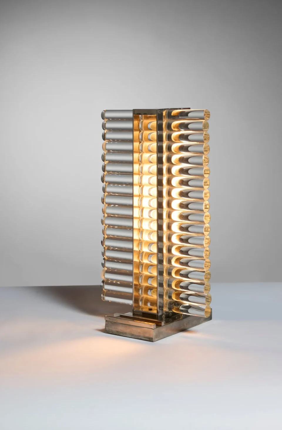 Louis SOGNOT & Charlotte ALIX (1892-1969 & 1897-1987) Lampe de table - circa 1931 Monture en métal nickelé et cache-ampoule en cylindres de verre translucide superposés. Adjugé à 27 552 €