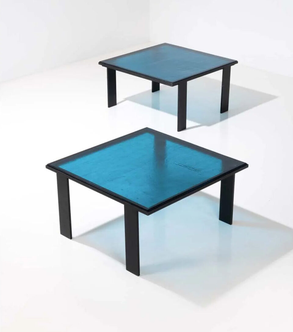 Table d'accouchée en acajou moucheté, filets d'ébène et baguettes de laiton et bronze, à décor d'encadrements. Adjugé à 12 000 €
