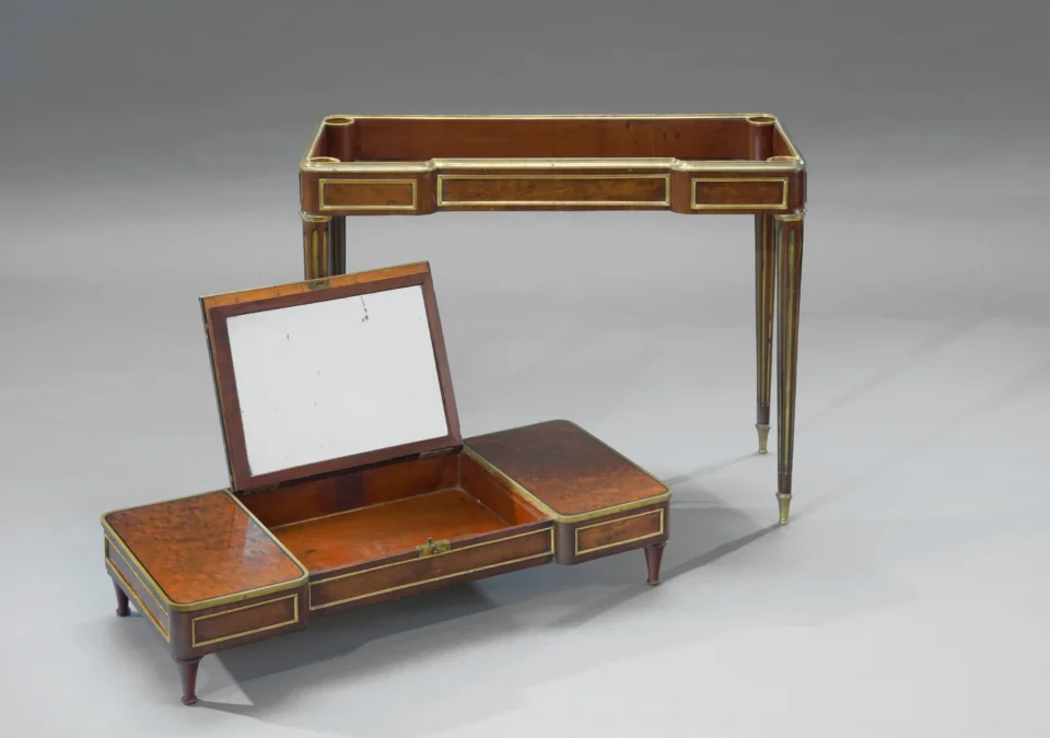 Table d'accouchée en acajou moucheté, filets d'ébène et baguettes de laiton et bronze, à décor d'encadrements. Adjugé à 12 000 €
