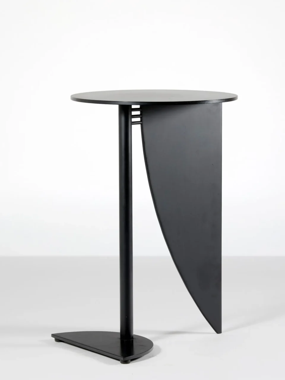 Martin SZEKELY (Né 1956) Guéridon « PI » – 1984 Acier laqué noir Édition Néotù. Adjugé à 22 304 €