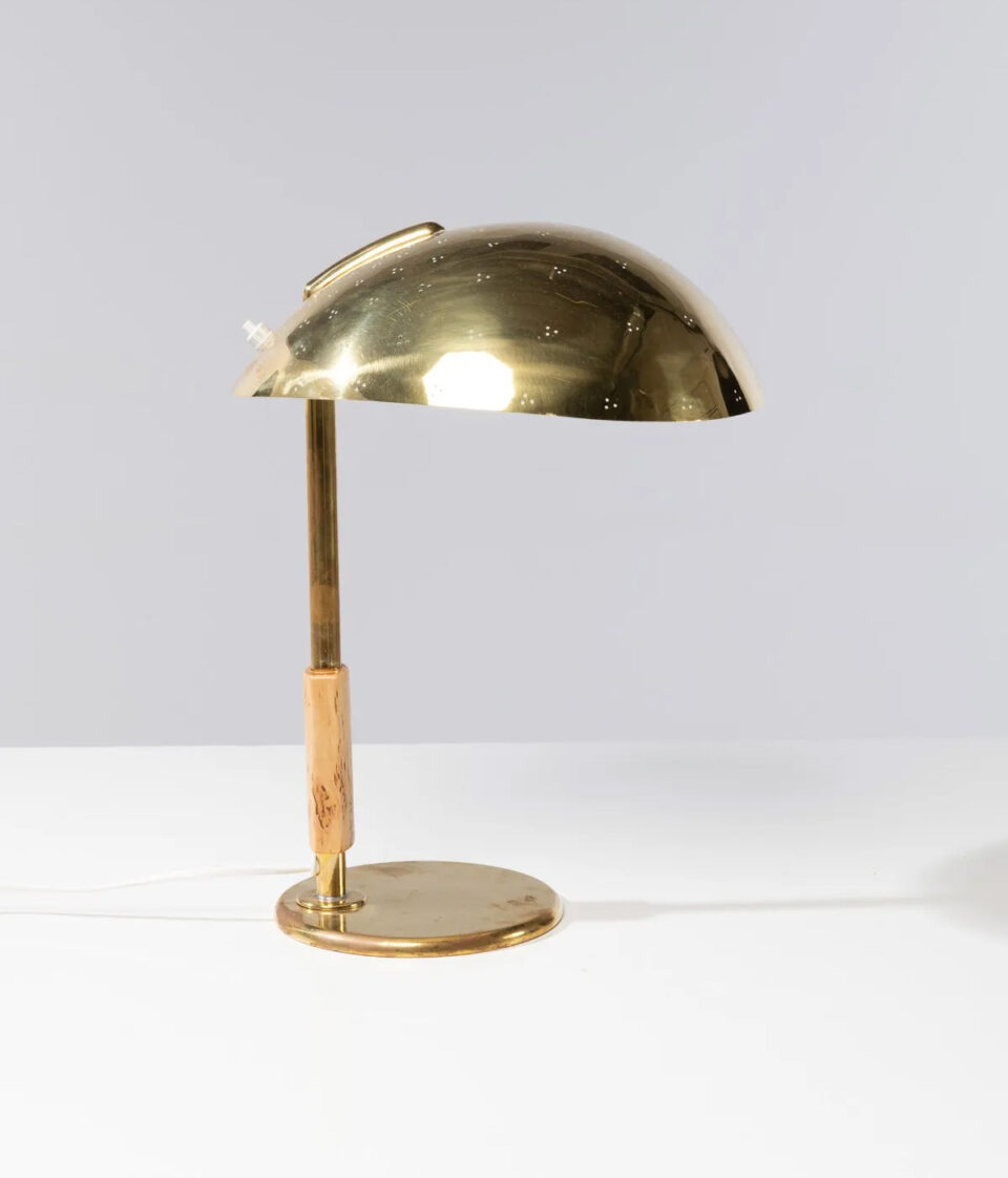Paavo Tynell (1890-1973) Lampe de table modèle n°9216
Laiton et bois
Édition Taito Oy
Modèle créé vers 1940. Adjugé à 15 600 €