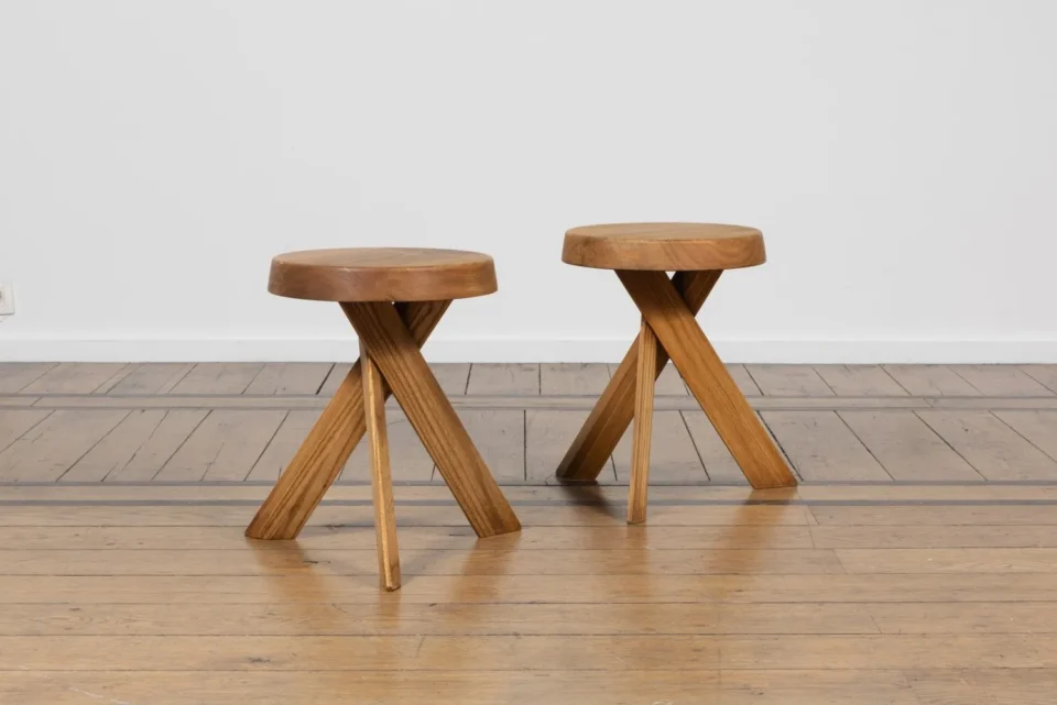 PIERRE CHAPO (1927-1986) Paire de tabourets S 31A- Création en 1974 - Réalisation Atelier Chapo Créations - Orme massif. Adjugé à 3 200 €