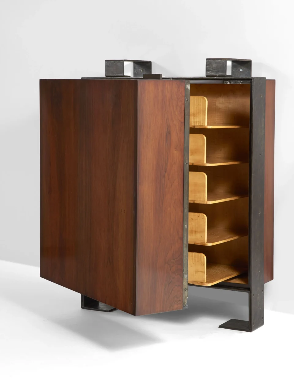 Pierre CHAREAU 1883-1950 Coffre à linge modèle «MA374» - circa 1927 Palissandre de Rio et structure en lames de fer forgé patiné Intérieur en placage de sycomore ondé. Adjugé à 182 000 €