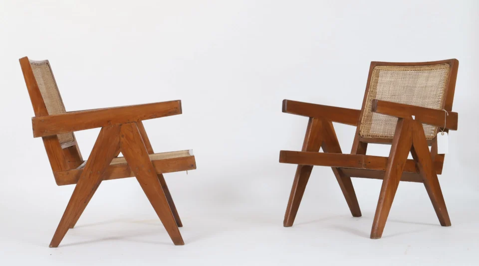 Pierre Jeanneret (1896-1967) Pierre Jeanneret (1896-1967) "Easy Armchairs" Ensemble de deux fauteuils en teck. Adjugé à 14 400 €