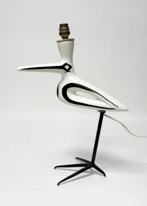 Roger CAPRON (1922-2006) LAMPE oiseau en céramique émaillée blanc et noir, le pied en méta noirci. Vers 1950. Adjugé à 11 900 €