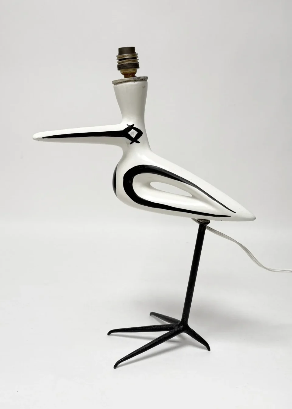 Roger CAPRON (1922-2006) LAMPE oiseau en céramique émaillée blanc et noir, le pied en méta noirci. Vers 1950. Adjugé à 11 900 €