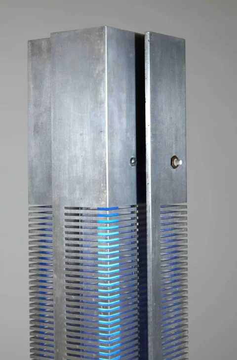 Serge MOUILLE Lampadaire « Petit Signal » – 1962 Socle en acier, fût et diffuseur formés de quatre cornières entaillées en acier brossé éclairage par tube fluorescent bleu et éclairage zénithal par lampe à incandescence. Adjugé à 83 968 €
