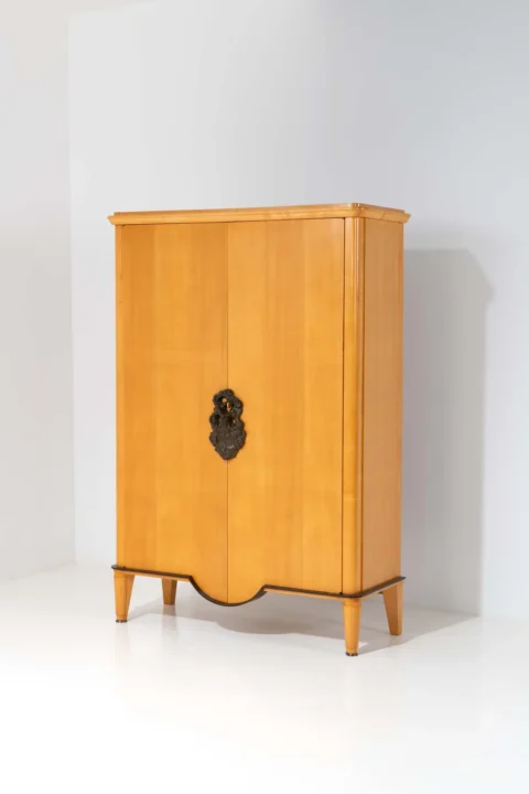 André Arbus (1903-1969) & Vadim Androusov (1895-1975) Armoire Sycomore et bronze Signature gravée ‘Androusov’ sur la poignée Modèle créé dans les années 1930. Adjugé à 11 050 €