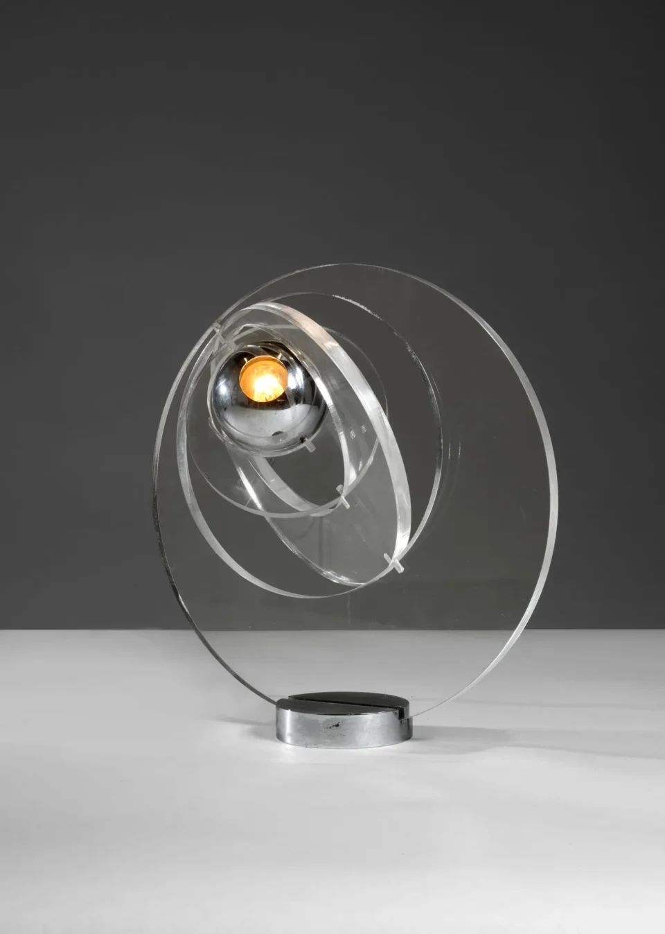 Yonel LEBOVICI Lampe «Satellite petit modèle» – 1969 Base circulaire en acier, diffuseur orientable en acier, trois disques en méthacrylate. Adjugé à 11 808 €