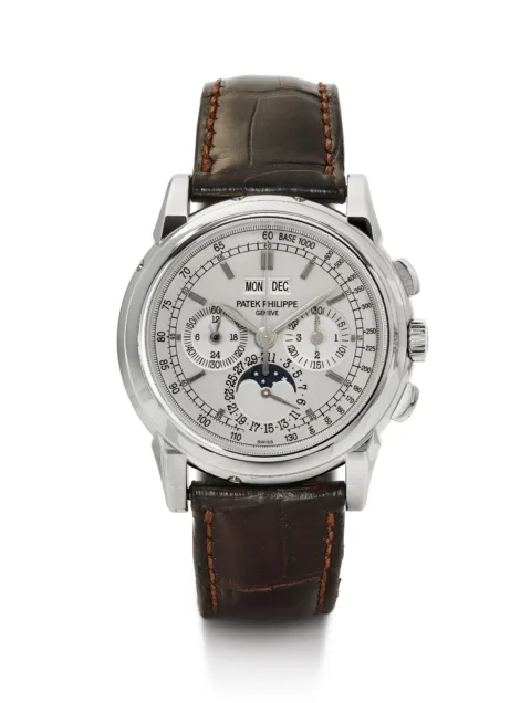Chronographe Patek Philippe avec calendrier perpétuel, en état presque neuf Or blanc 750. D 40 mm. Numéro de référence : 5970 G Boîtier No. : 4315129, avec fond d'exposition en verre saphir vissé et fond supplémentaire en or blanc massif. Cadran : Cadran argenté avec index appliqués, calendrier perpétuel, affichage 24 heures et phase de lune. Mouvement : Mouvement chronographe à remontage manuel