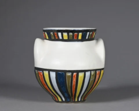 Roger CAPRON (1922 - 2006). Vase à oreilles en céramique émaillée de deux frises de motifs géométriques en crème, kaki et couleurs primaires