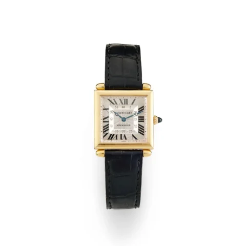CARTIER TANK OBUS. REF. 2380. CIRCA 2000 Montre bracelet en or jaune 18K sur cuir. BOITIER : carré, attaches aux extrémités en forme d'obus, fond saphir, fermeture à vis, carrure vissée, couronne perlée sertie d'un saphir cabochon.
