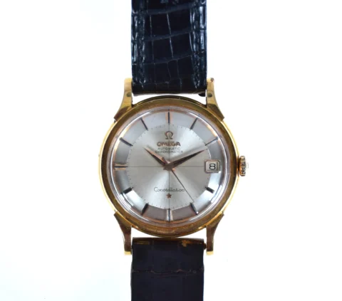 OMEGA Constellation - MONTRE bracelet vintage boîtier rond en or jaune (18K, poinçon tête d'aigle) à fond vissé décoré du médaillon de l’Observatoire. Cadran argenté à index appliqués et date à guichet à 3H.