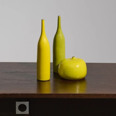 GEORGES JOUVE (1910-1964) Ensemble de deux bouteilles et un vase Circa 1960 Signé 'JOUVE' avec le sigle alpha de l'artiste Céramique émaillée