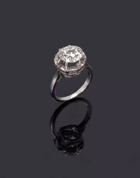 Bague diamant solitaire en or gris 18k (750 millièmes) sertie d'un diamant arrondi taille ancienne de 4,89 carats