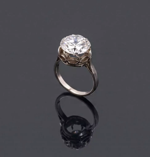 Bague diamant solitaire en or gris 18k (750 millièmes) sertie d'un diamant rond taille brillant de 4,30 carats