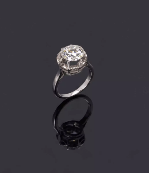 Bague diamant solitaire en platine (950 millièmes) et or gris 18k (750 millièmes) sertie d'un diamant taille brillant de 2.98 carats.