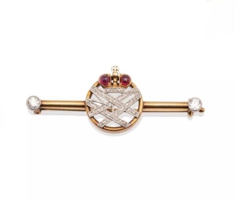 Broche en or (585 millièmes) centré du chiffre “MA” du Grand-Duc Michel Alexandrovitch de Russie en platine et entièrement pavé de roses diamantées.