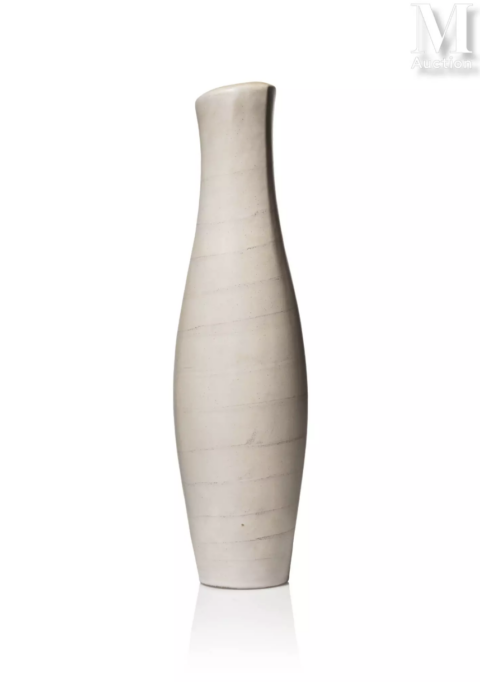 Georges JOUVE (1910-1964) Circa 1955 Vase de forme ovoïde à col pincé en céramique blanche. Signé de l'alpha et